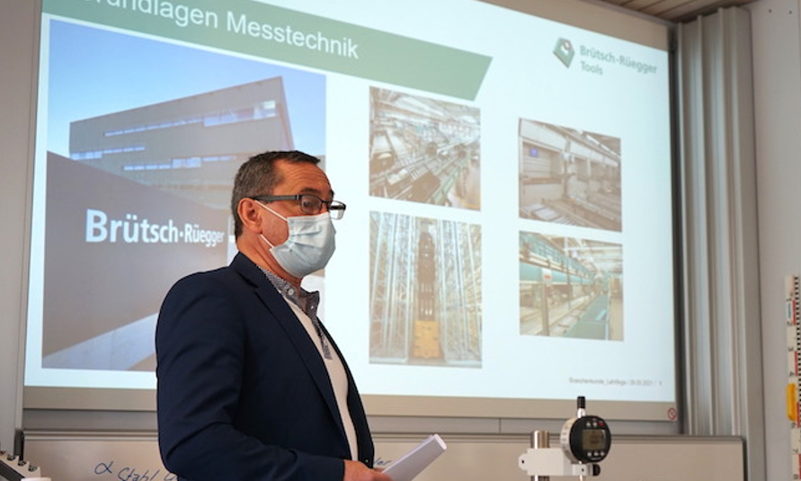 Messetechnikseminar 2 -> Marcel Tschan beim Vermitteln der Messetechnik-Grundlagen