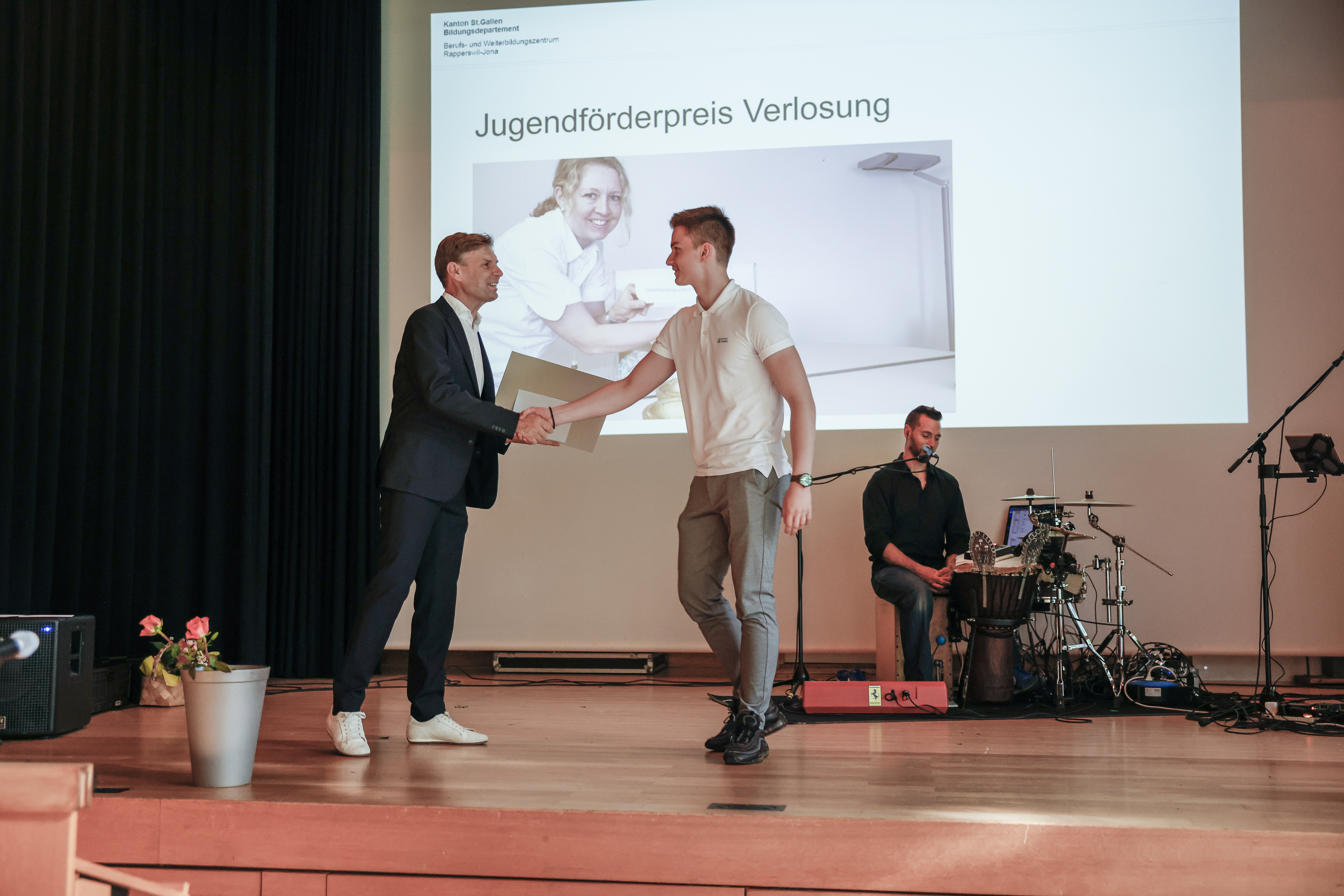 Jugendförderpreis 2021 Kaufleute/Detailhandel für Adonis Mehmeti