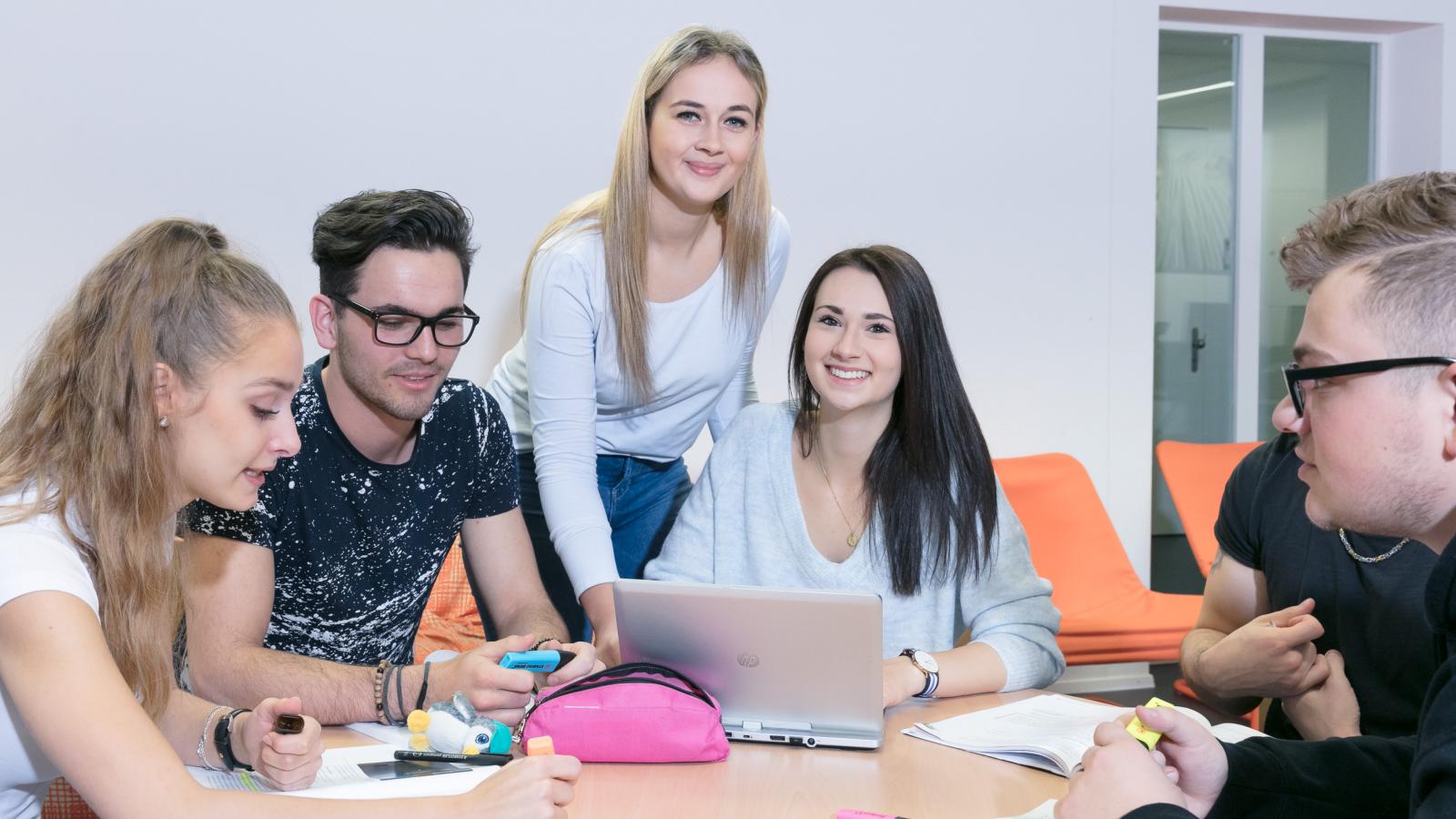 Im Team kommen die Fähigkeiten aller zum Tragen Arbeitsgruppen von Lernenden