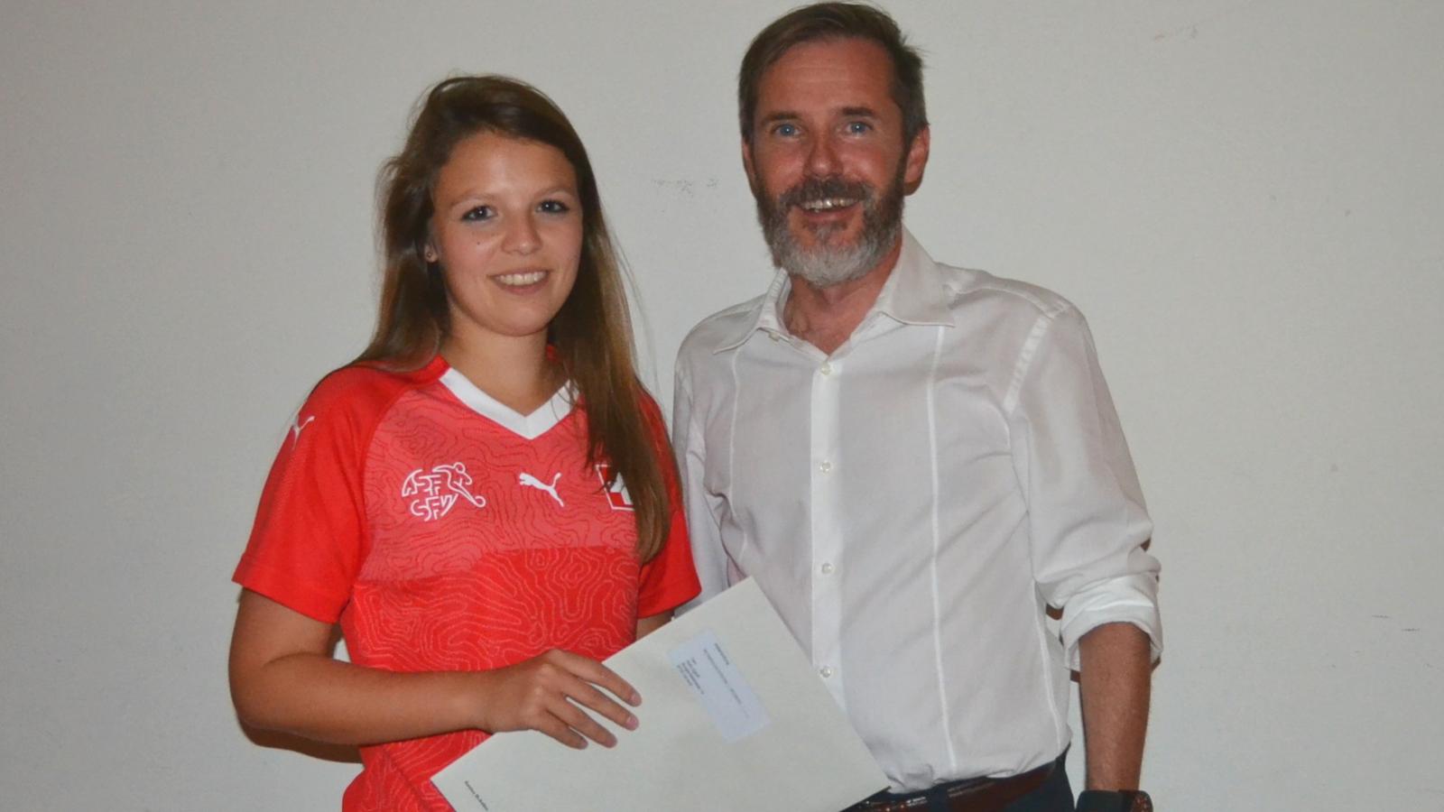 Claudia Müller und Lehrgangsleiter Andy Wolfisberg Absolventin und Lehrgangsleiter bei der Zertifikatsübergabe