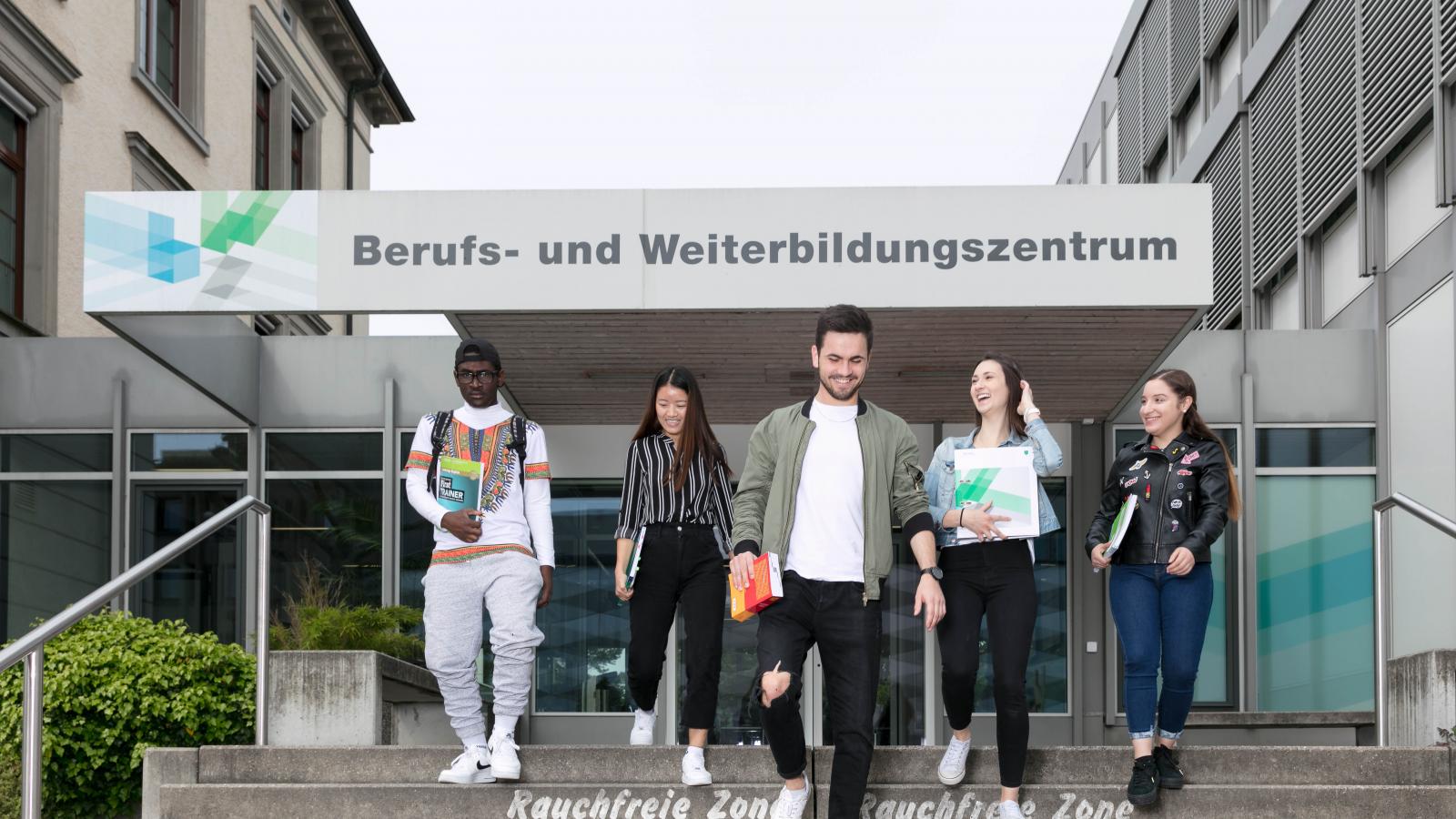 Das BWZ besteht aus Menschen 2019--Fotoshooting-Eingang