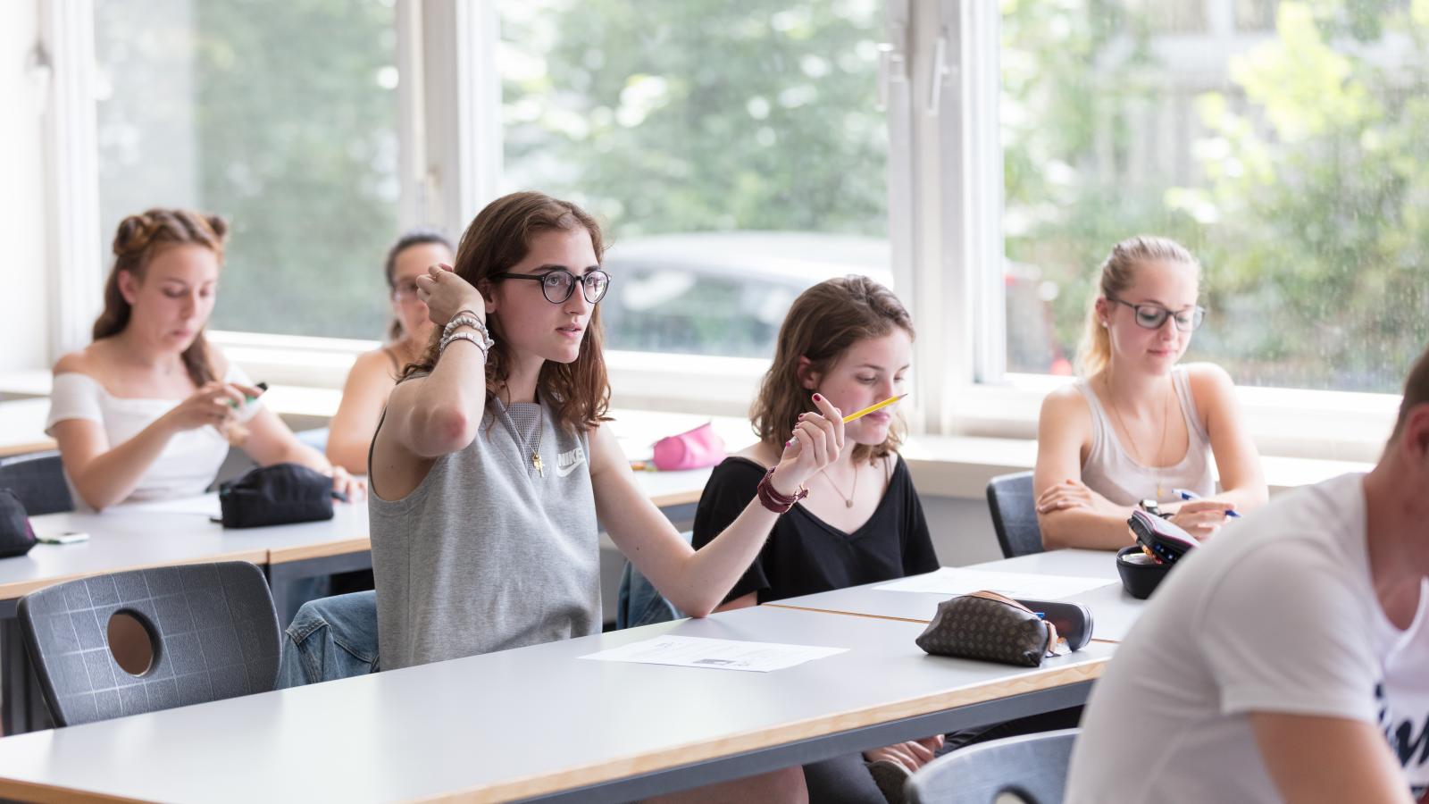 Berufsmaturität – Verschaffen Sie Ihrer Ausbildung mehr Profil Lernende im Berufsmaturitätsunterricht