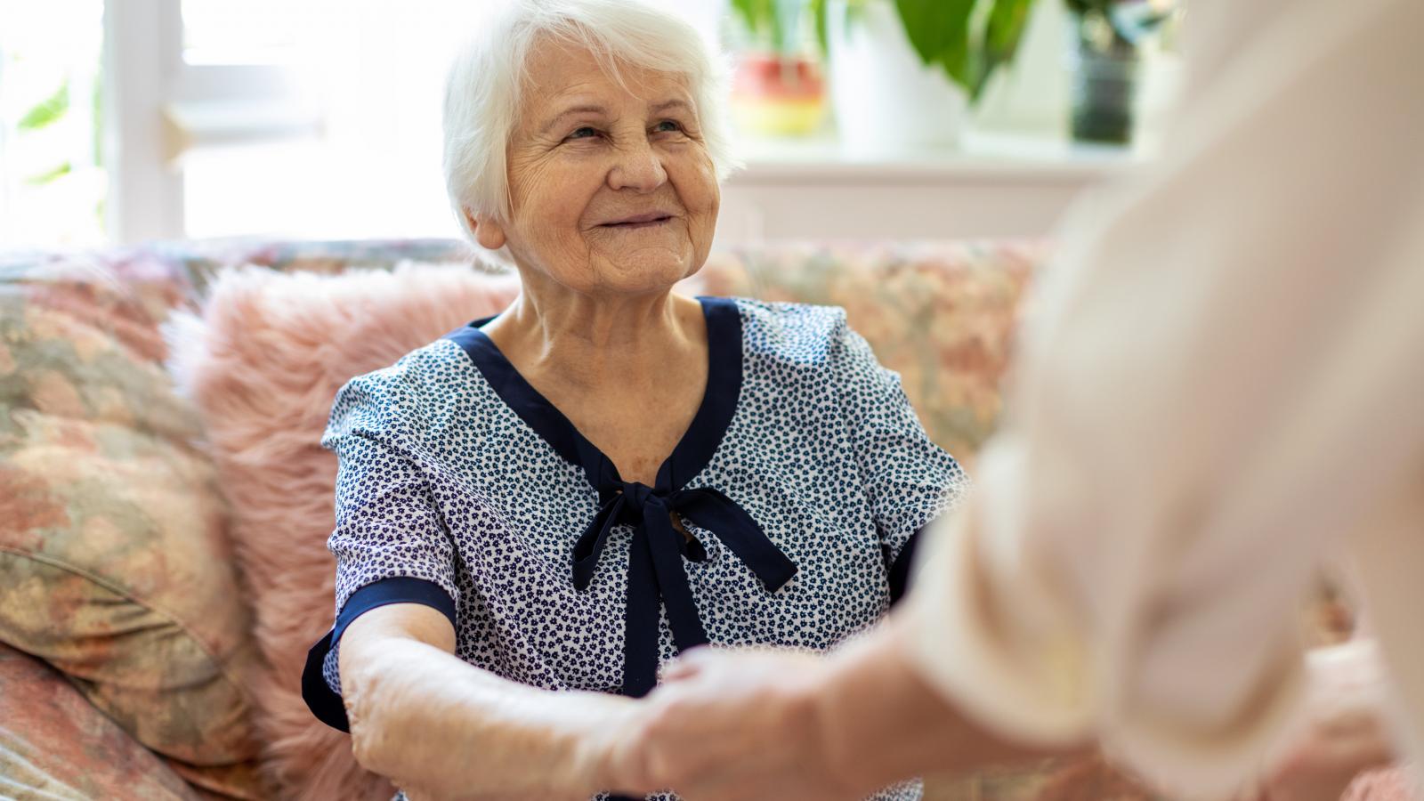 Gemeinsam geht's besser Haushelferin reicht Seniorin die Hände (©iStock-Photo, Halfpoint)