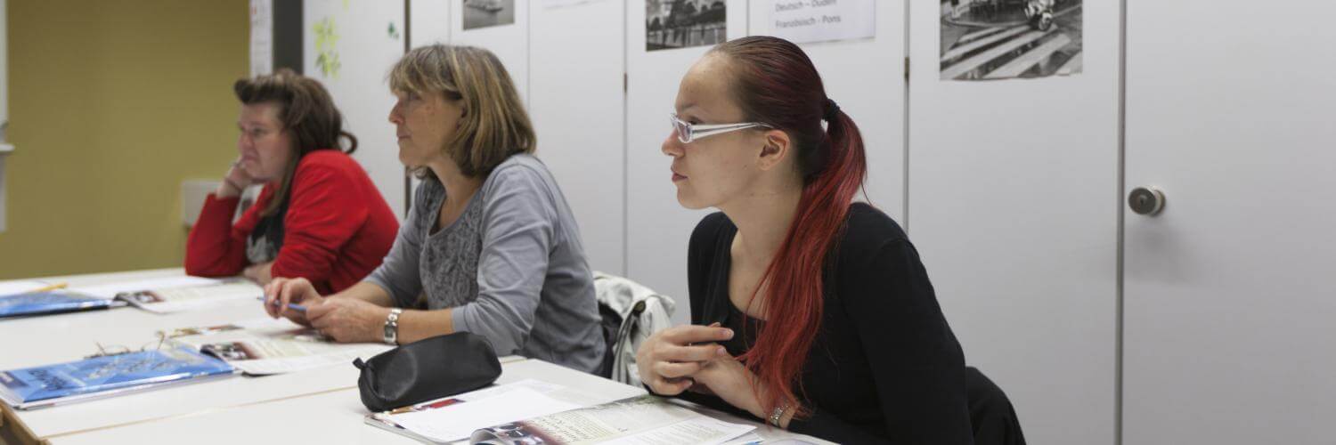 Sachbearbeiter/-in Rechnungswesen edupool.ch , drei Frauen im Unterricht, Berufs- und Weiterbildungszentrum Rapperswil-Jona