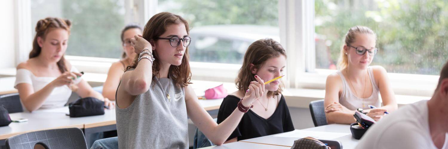 Lernende im Berufsmaturitätsunterricht