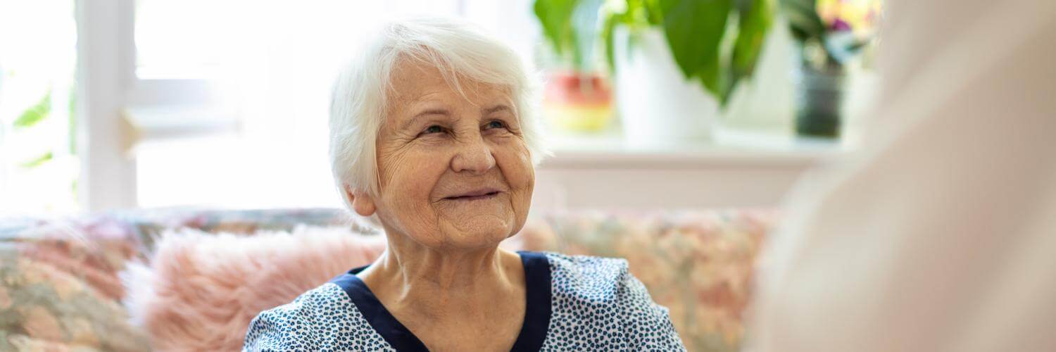 Haushelferin reicht Seniorin die Hände (©iStock-Photo, Halfpoint)
