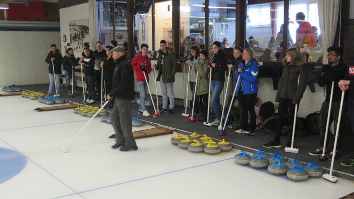 Lernende beim Curling