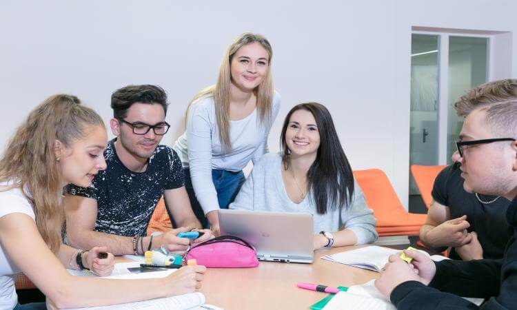 Im Team kommen die Fähigkeiten aller zum Tragen Arbeitsgruppen von Lernenden