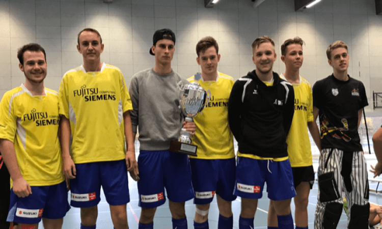 Das Siegerteam der Berufsschulmeisterschaft im Unihockey bei der Siegerehrung in Bern
