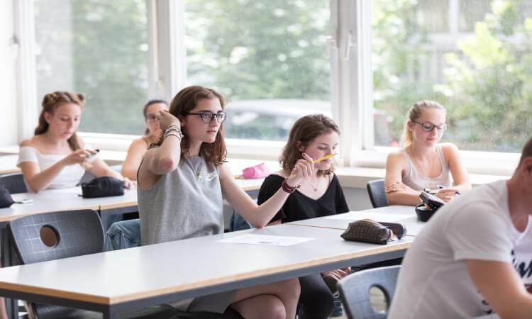 Lernende im Berufsmaturitätsunterricht