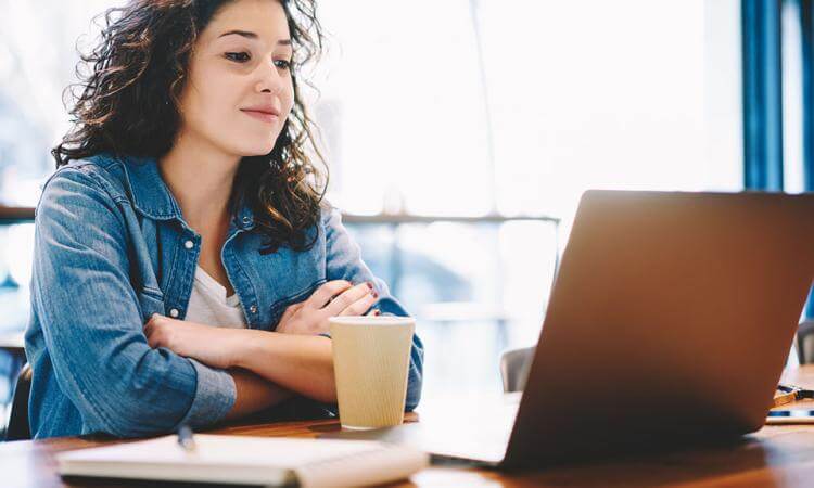 Junge Frau vor Notebook