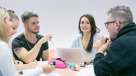 Gruppenarbeit von Lernenden