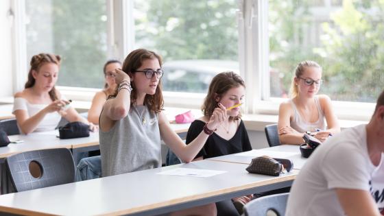 Lernende im Berufsmaturitätsunterricht